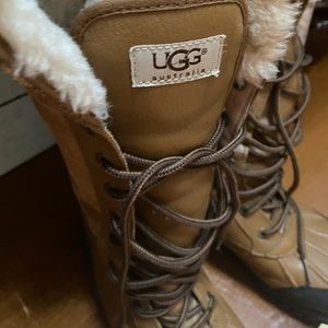 Like new- UGG
ADIRONDACK TALL III Women size 8 chestnut colour